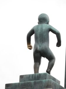 De kleine boze jonge van achteren