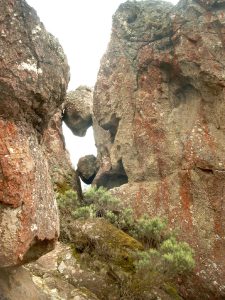 (picknick at) Hanging rock een roman gaat over vermiste mesjes tegen deze achtergrond