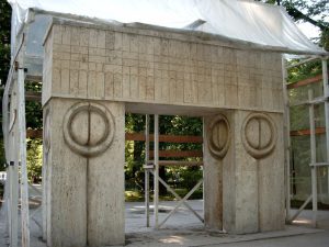 Targa jiui Brancusi, de kus Pech, ingepakt