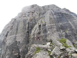 Via ferrata trincee, deze dame gaf het na 5 minuten proberen op. De instap is inderdaad lastig.