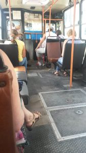 openbaarvervoer kost 2 lei per rit (10 eurocent)