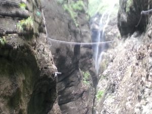 De gattsprung. Alleen een bovenkabel springen dus. Zit tussen de oren!