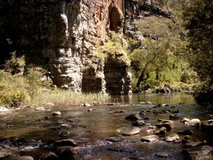 door de rivier verder