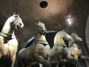 De orginele paarden staan binnen