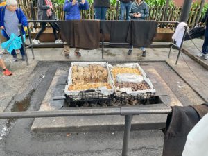 De Hangi maaltijd wordt in de grond bereid