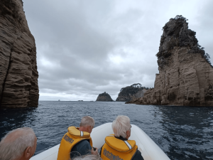In de dingy bij Cathadral Cove