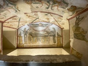 Catacomben van Kom el Shoqafa buiten in een klein gebouwtje