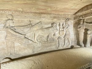 In Catacomben van Kom el Shoqafa doet mitra (ostia rome) aan