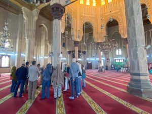 In de Sidi Morsi Abu-al Abbas moskee, schoenen uit