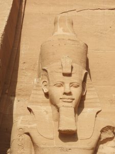 Ramses II bovenin staat 1837, gekerfd door een toerist