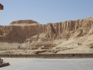 Tempel van Hatsjepsoet ligt net in het dal der koningen