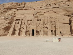 abu simbel tempel van nefertari