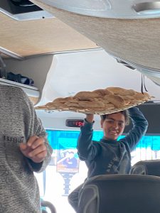 brood bezorger in de bus