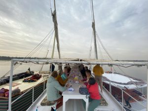 de restaurantboot naast onze slaapfeluca