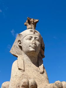de sfinx bij de zuil van pompeius lijkt zo een kroon te hebben