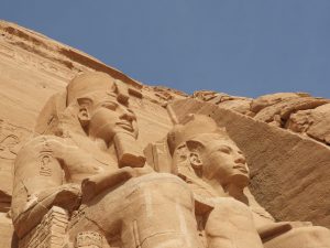 rechts van de ingang van abu simbel