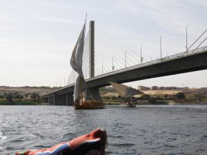 tegen de wind in onder de brug door zeilen